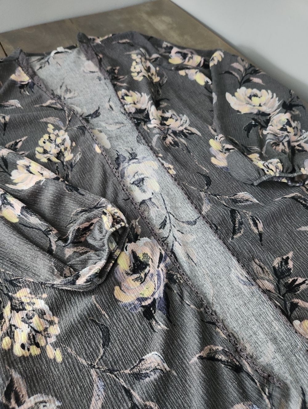Maurices Gray Floral Crochet Trim Kimono - Size Small - Picture 10 of 16